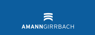 Logo von Amann Girrbach auf blauem Hintergrund mit weißem Schriftzug und drei gebogenen Linien darüber.
